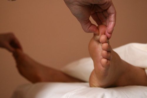 Réflexologie plantaire - deux pieds Pieds durant un massage en réflexologie plantaire