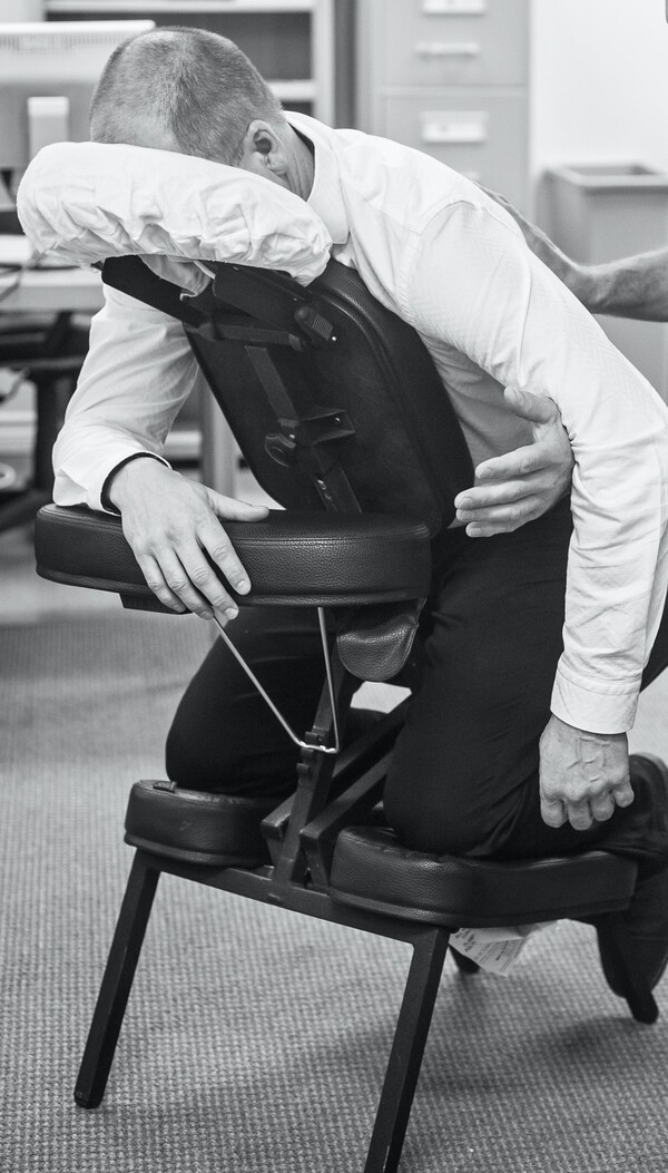 Amma assis massage d'un pied en noir et blanc